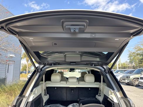 New 2026 Land Rover Range Rover Long Wheelbase SE image 12