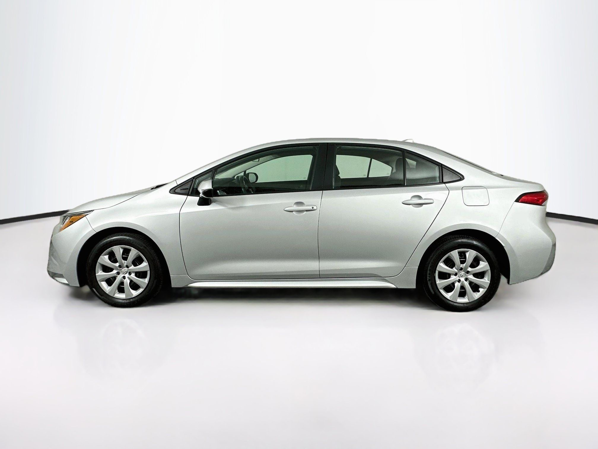 Used 2025 Toyota Corolla LE FWD image 4