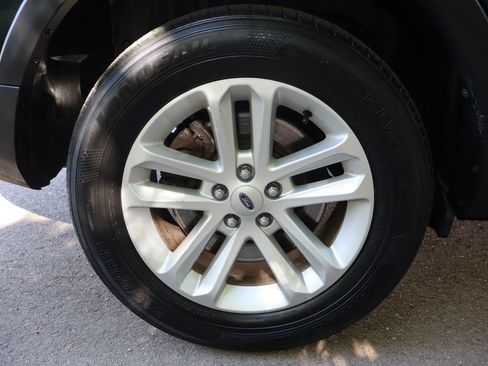 Used 2014 Ford Explorer XLT w/ Equipment Group 202A AWD/4WD image 45