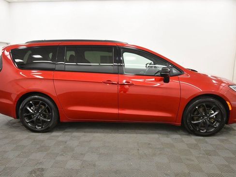 Used 2025 Chrysler Pacifica Limited image 9