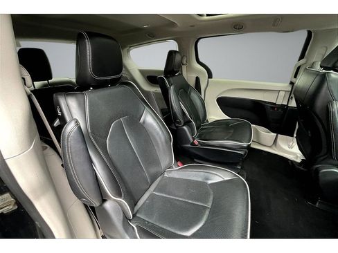 Used 2023 Chrysler Pacifica Limited FWD image 23