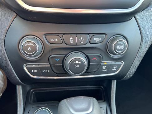 Used 2019 Jeep Cherokee Latitude w/ Popular Appearance Group AWD/4WD image 16