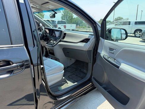 Used 2017 Toyota Sienna LE FWD image 23