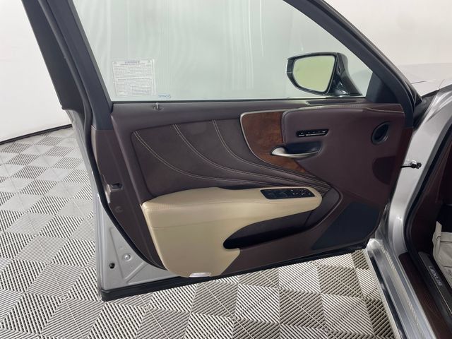Used 2018 Lexus LS 500 w/ Accessory Package (Z2) RWD image 18