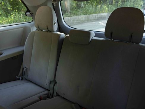 Used 2019 Toyota Sienna L FWD image 19