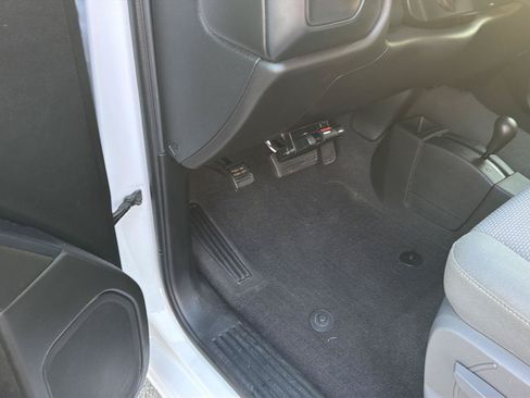 Used 2019 Chevrolet Silverado 1500 Custom w/ Custom Convenience Package AWD/4WD image 17