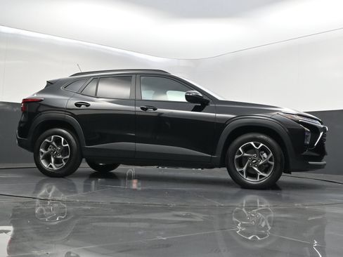 Used 2025 Chevrolet Trax LT w/ LT Convenience Package FWD image 41