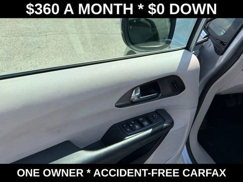 Used 2023 Chrysler Pacifica Touring-L FWD image 13