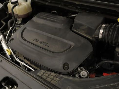 Used 2019 Chrysler Pacifica Touring-L Plus w/ S Appearance Package image 9