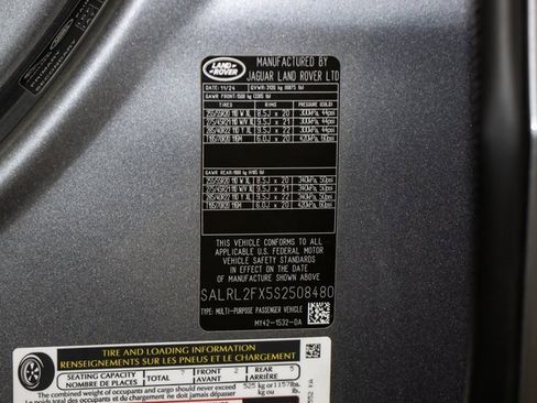 Certified 2025 Land Rover Discovery Dynamic SE image 24