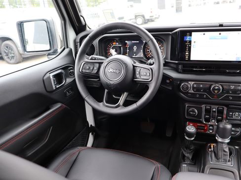 Used 2025 Jeep Wrangler Unlimited Rubicon AWD/4WD image 12