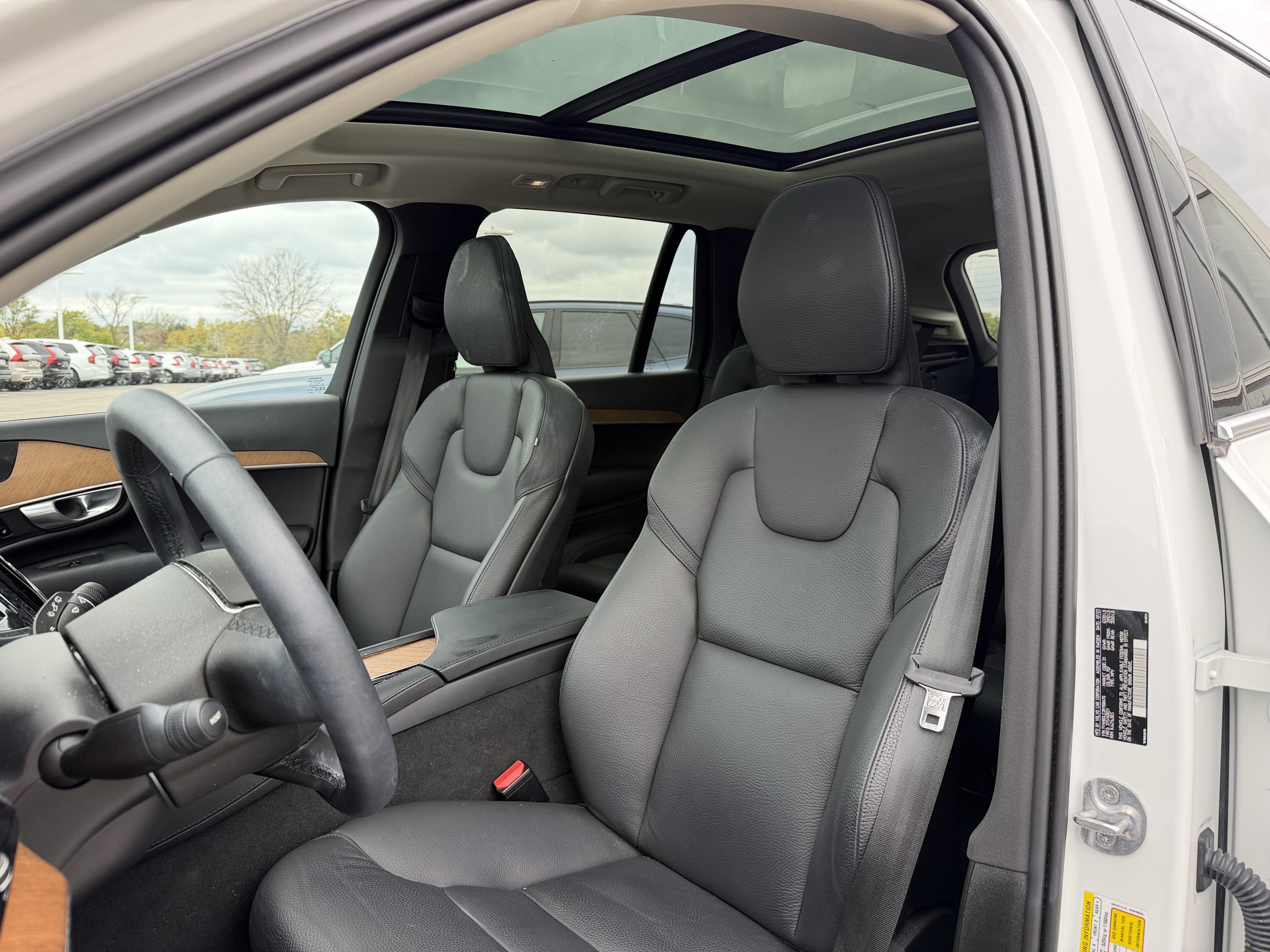 Used 2024 Volvo XC90 T8 Plus w/ Protection Package Premier AWD/4WD image 8