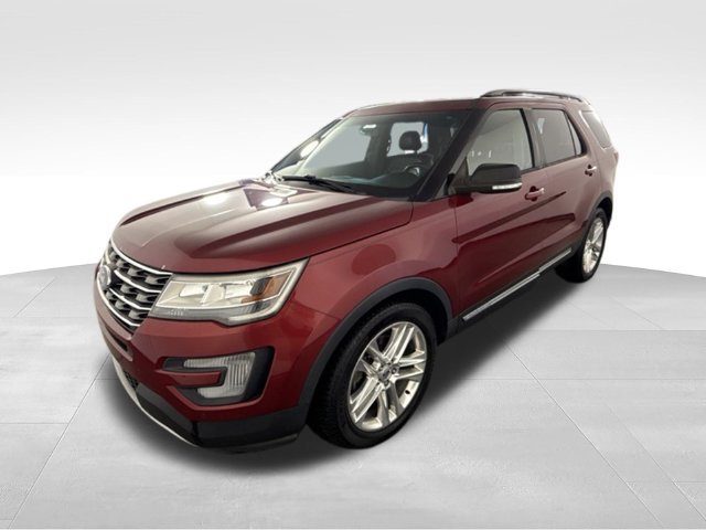 Used 2017 Ford Explorer XLT w/ Equipment Group 202A FWD image 3