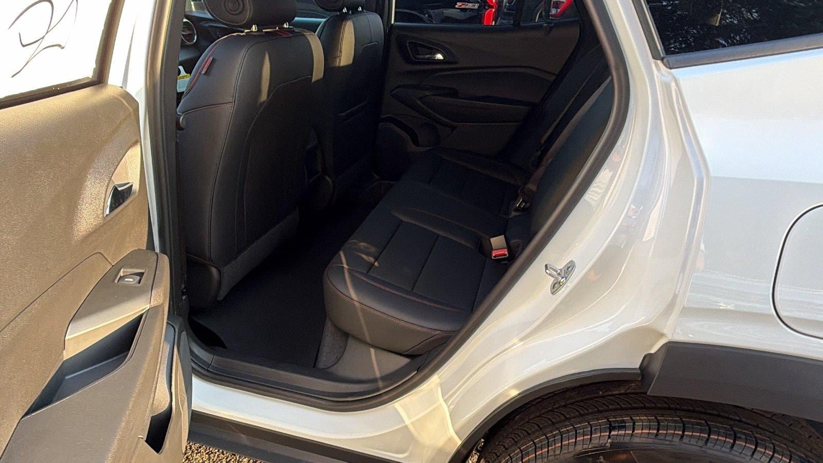 New 2026 Chevrolet Trax RS w/ Sunroof Package FWD image 17