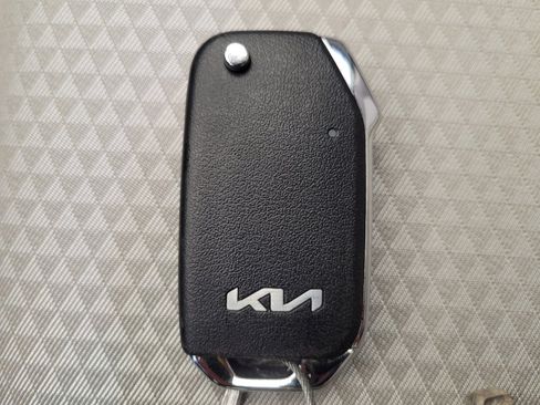 Used 2025 Kia Soul LX w/ LX Technology Package FWD image 32