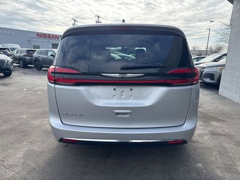 Used 2024 Chrysler Pacifica Touring-L image 3