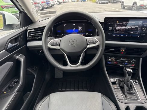 Certified 2025 Volkswagen Jetta SE w/ Sunroof Package image 12