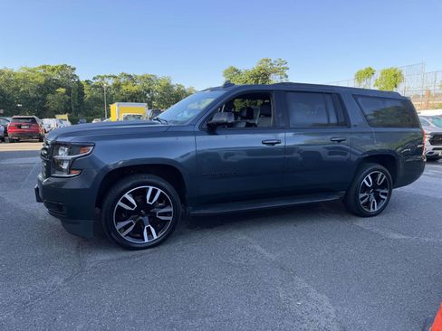 Used 2020 Chevrolet Suburban LT w/ RST Edition AWD/4WD image 3