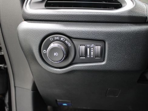 Used 2026 Chrysler Pacifica Pinnacle image 10