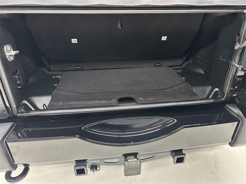 Used 2018 Jeep Wrangler Sahara w/ Connectivity Group AWD/4WD image 19