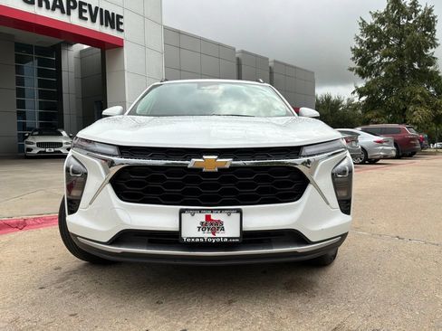 Used 2025 Chevrolet Trax LT FWD image 3