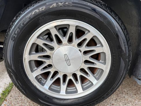 Used 2002 Lincoln Town Car Signature RWD image 19