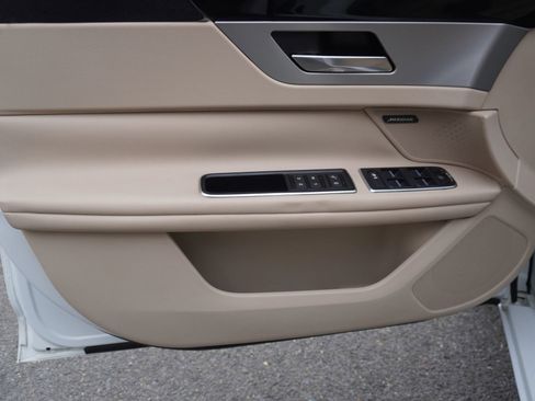 Used 2016 Jaguar XF Premium image 29