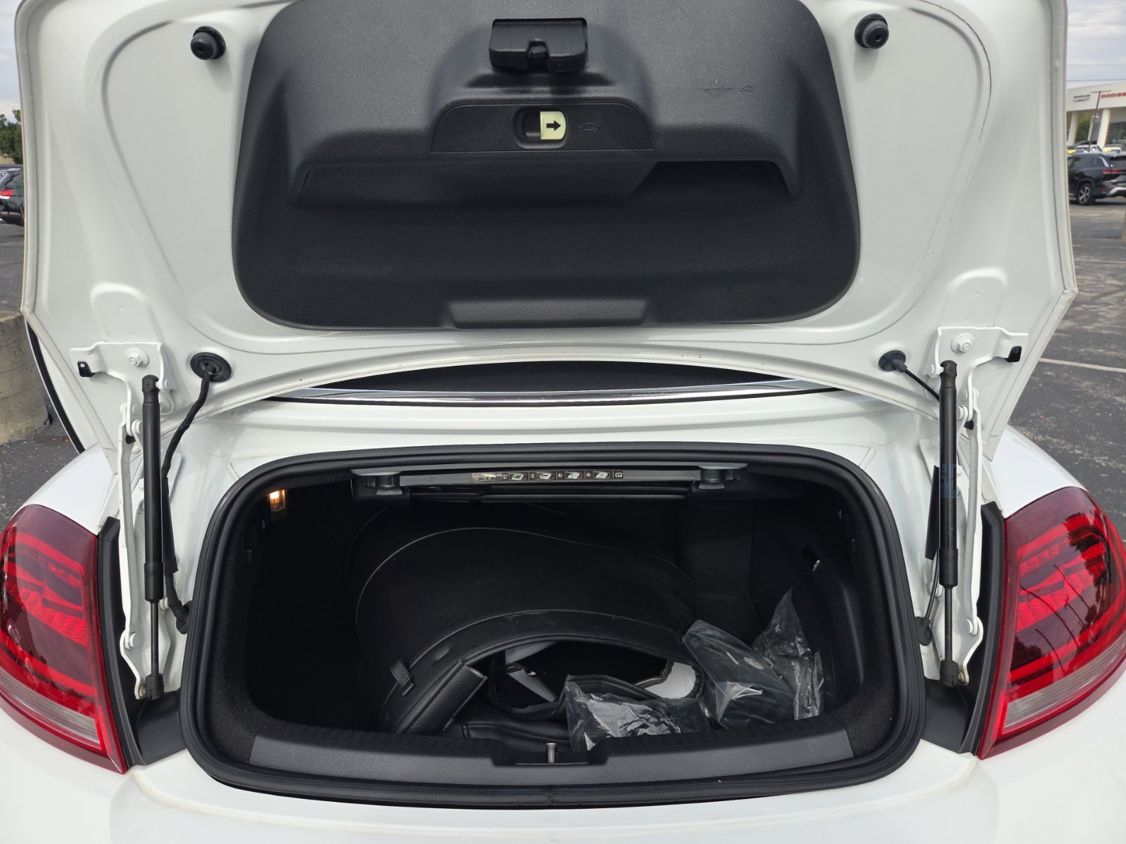 Used 2019 Volkswagen Beetle 2.0T SE FWD image 20