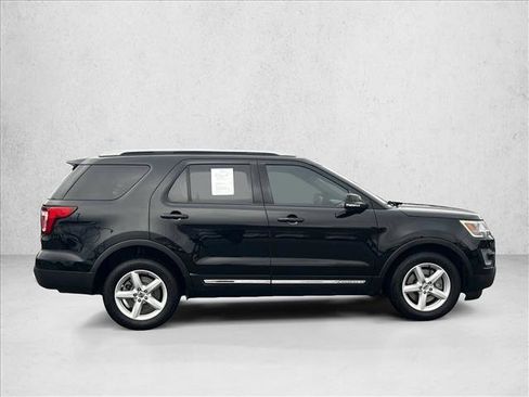 Used 2017 Ford Explorer XLT w/ Equipment Group 202A image 4
