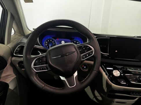Used 2024 Chrysler Pacifica Touring-L FWD image 5