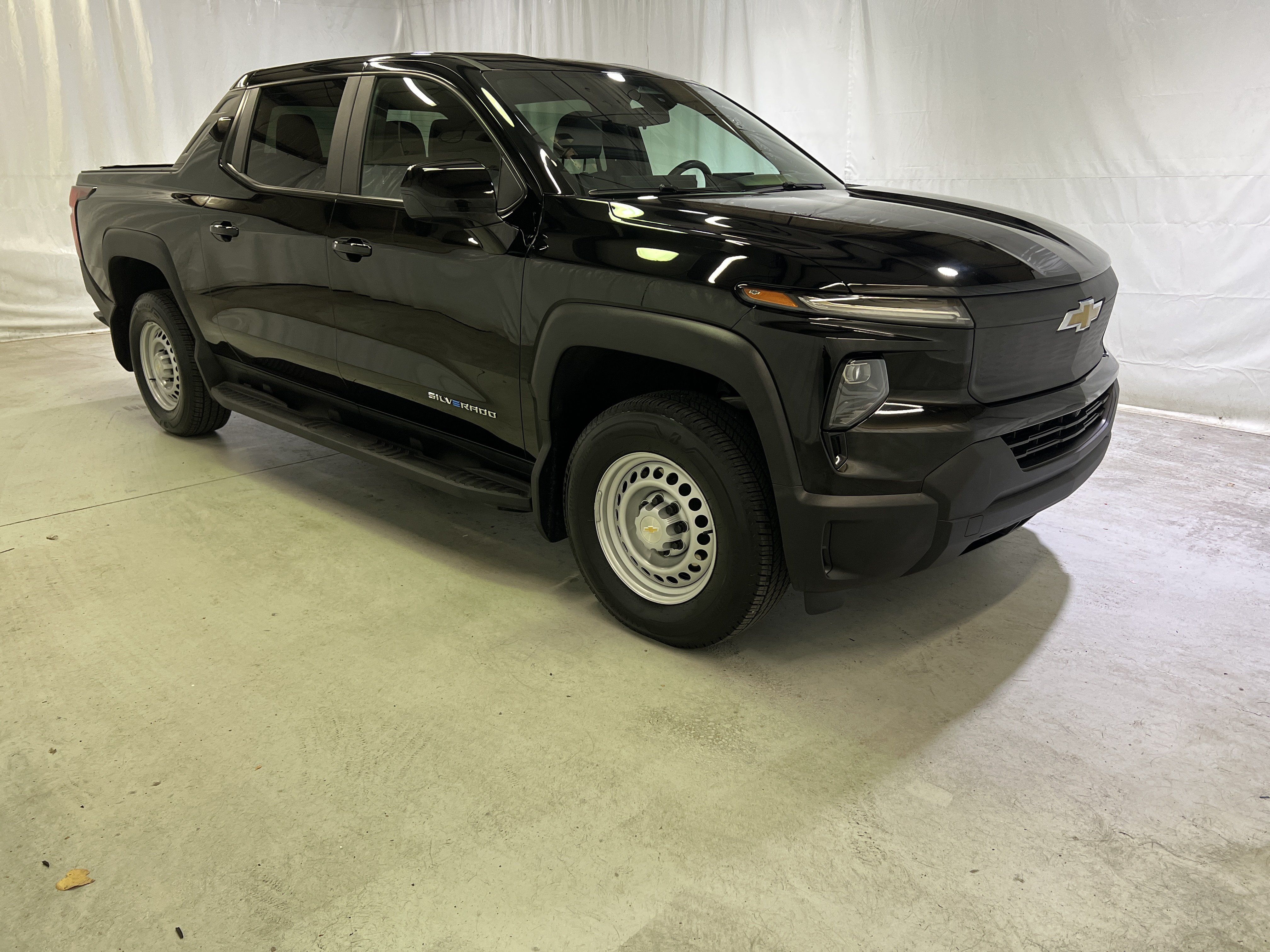 Certified 2025 Chevrolet Silverado EV W/T AWD/4WD image 2