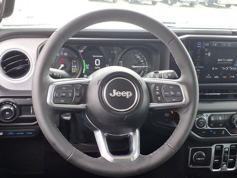 Used 2025 Jeep Wrangler Unlimited Sahara AWD/4WD image 32