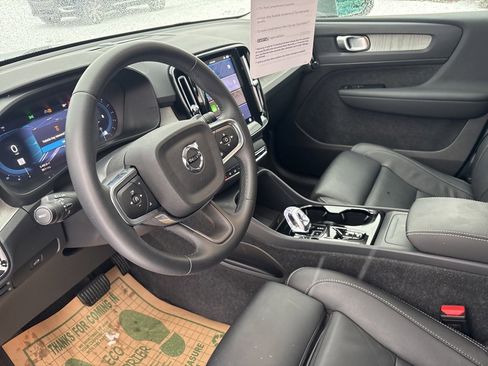 Certified 2025 Volvo XC40 B5 Plus image 19