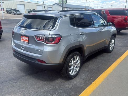 Used 2023 Jeep Compass Latitude AWD/4WD image 5
