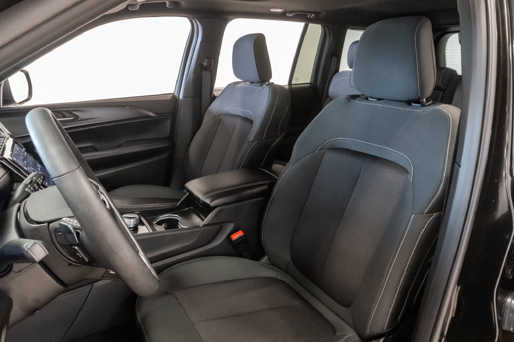 Used 2025 Jeep Grand Cherokee Laredo X w/ Luxury Tech Group I AWD/4WD image 10