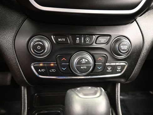 Used 2021 Jeep Cherokee Latitude Lux w/ Comfort/Convenience Group FWD image 23