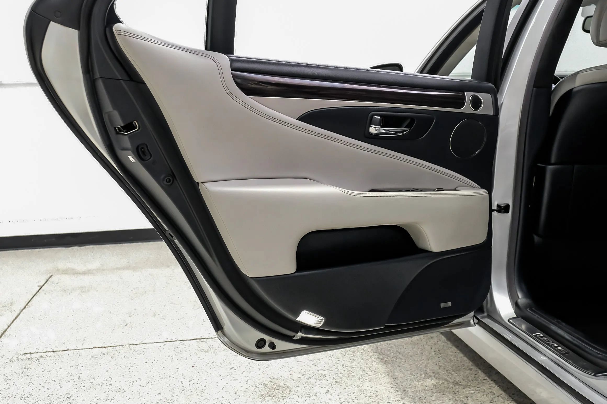 Used 2015 Lexus LS 460 L RWD image 48