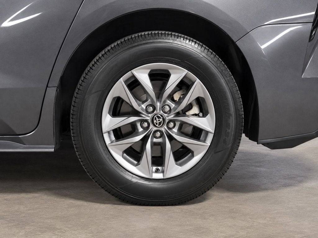 Used 2025 Toyota Sienna XLE FWD image 7