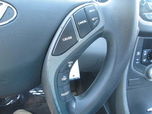 Used 2014 Hyundai Elantra SE image 16