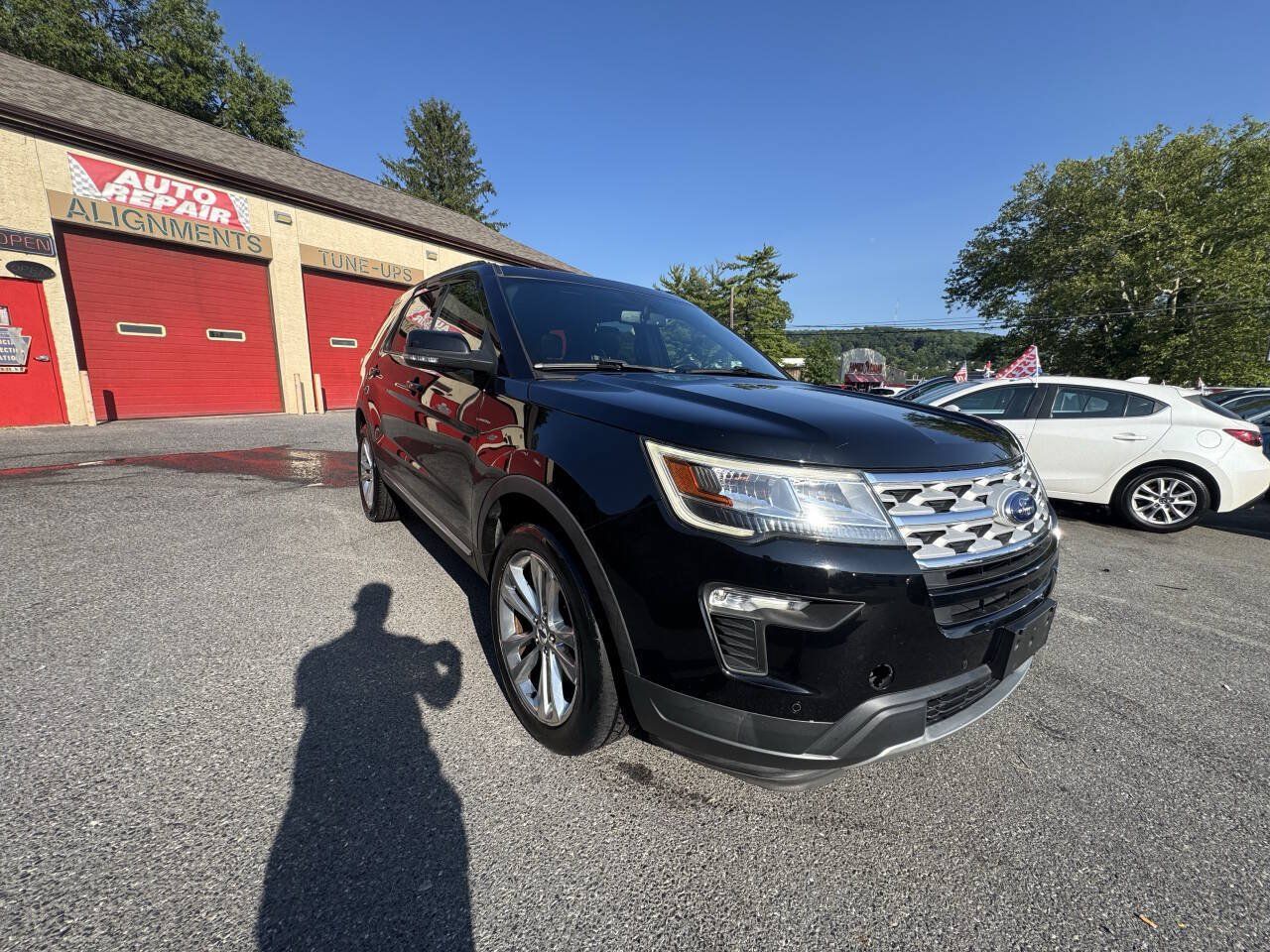 Used 2018 Ford Explorer XLT w/ Equipment Group 202A AWD/4WD image 9