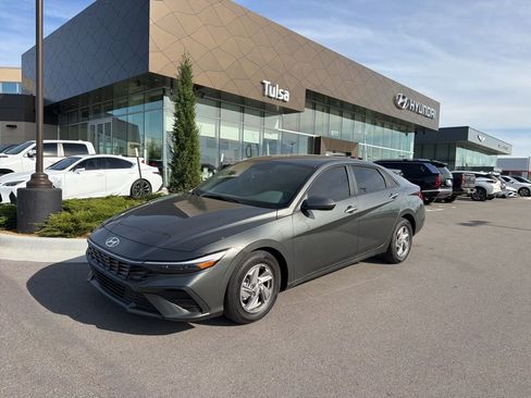 Certified 2025 Hyundai Elantra SE image 1