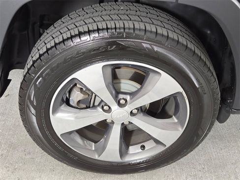 Used 2019 Jeep Cherokee Limited w/ Luxury Group image 9