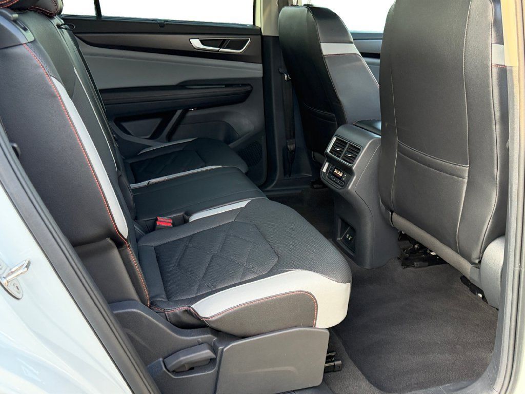 Used 2025 Volkswagen Atlas Peak Edition SE AWD/4WD image 9