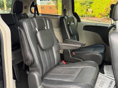 Used 2014 Chrysler Town & Country Touring FWD image 16