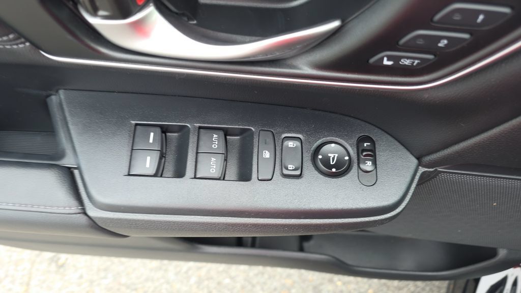 Used 2020 Honda CR-V Touring image 12
