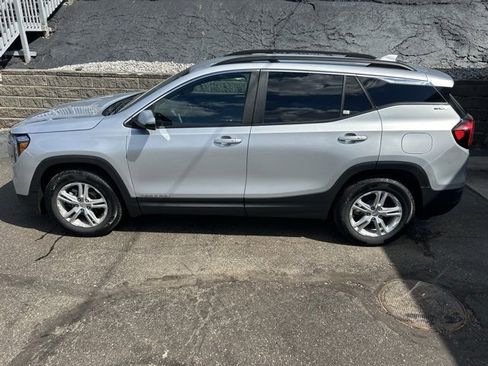 Used 2022 GMC Terrain SLE w/ Driver Convenience Package image 3