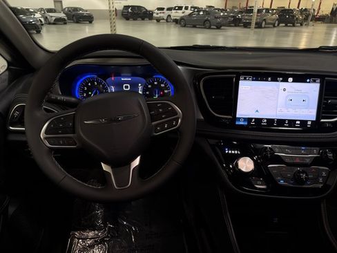 Used 2026 Chrysler Pacifica Limited FWD image 28