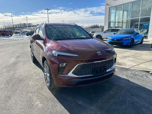 Used 2025 Buick Encore GX Avenir w/ Avenir Technology Package image 2