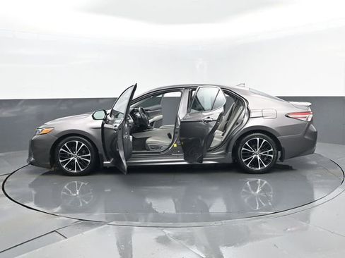 Used 2020 Toyota Camry SE w/ Cold Weather Package image 30