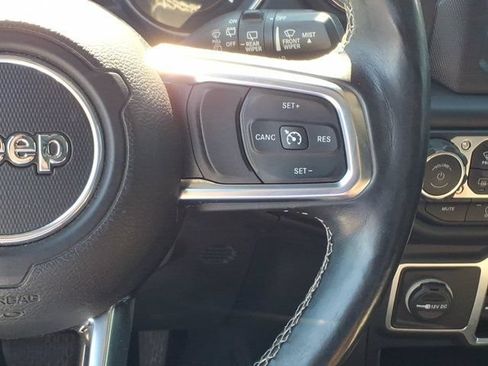 Used 2018 Jeep Wrangler Unlimited Sahara w/ Dual Top Group AWD/4WD image 17